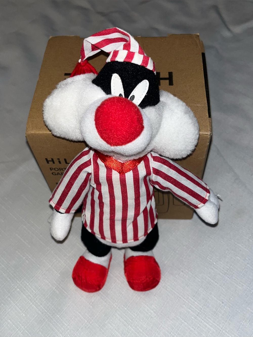Vintage Looney Tunes sleepy Selvester the cat in pajamas plush doll 11”